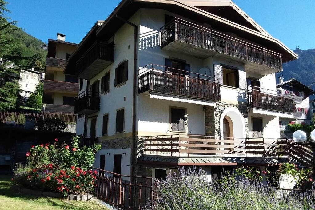 Ferrari'S: Bright Apartment With Magnificent View Chiesa in Valmalenco Exteriör bild